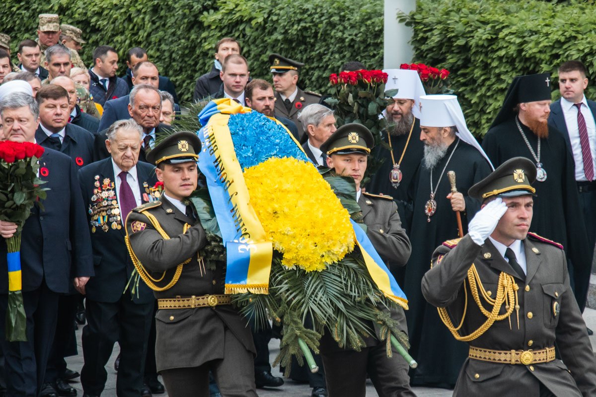 Цветы несут к могиле Неизвестного солдата Цветы несут к могиле Неизвестного солдата