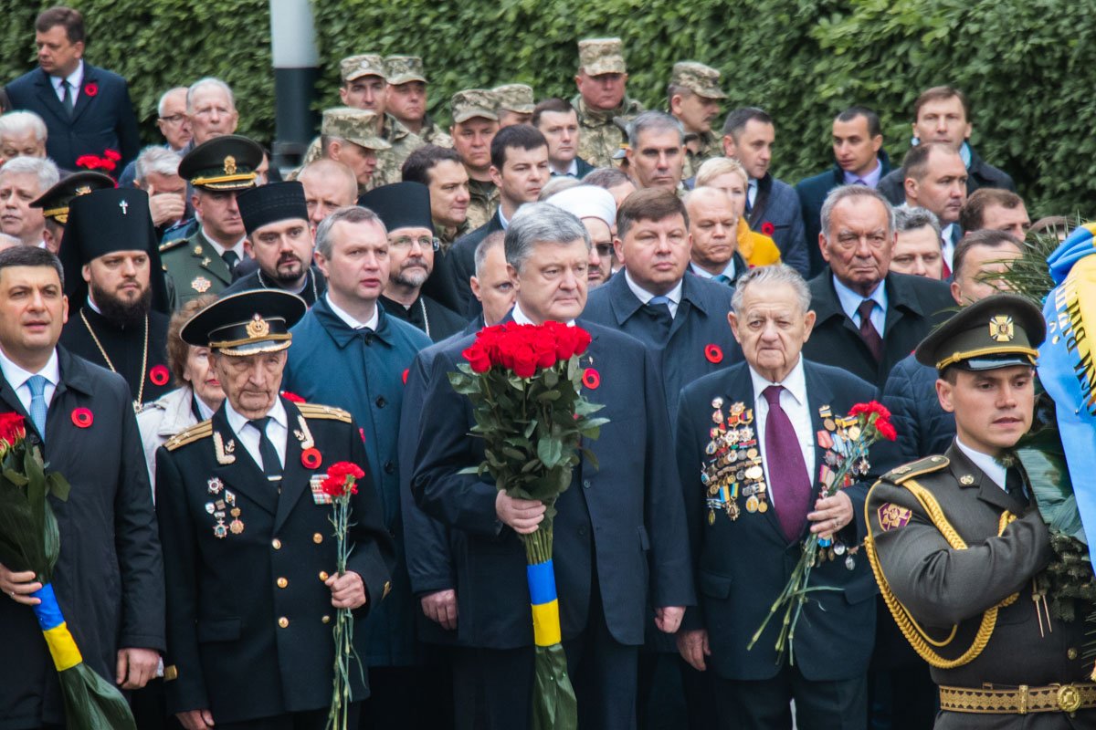 Президент и Премьер-министр пришли в окружении ветеранов Президент и Премьер-министр пришли в окружении ветеранов