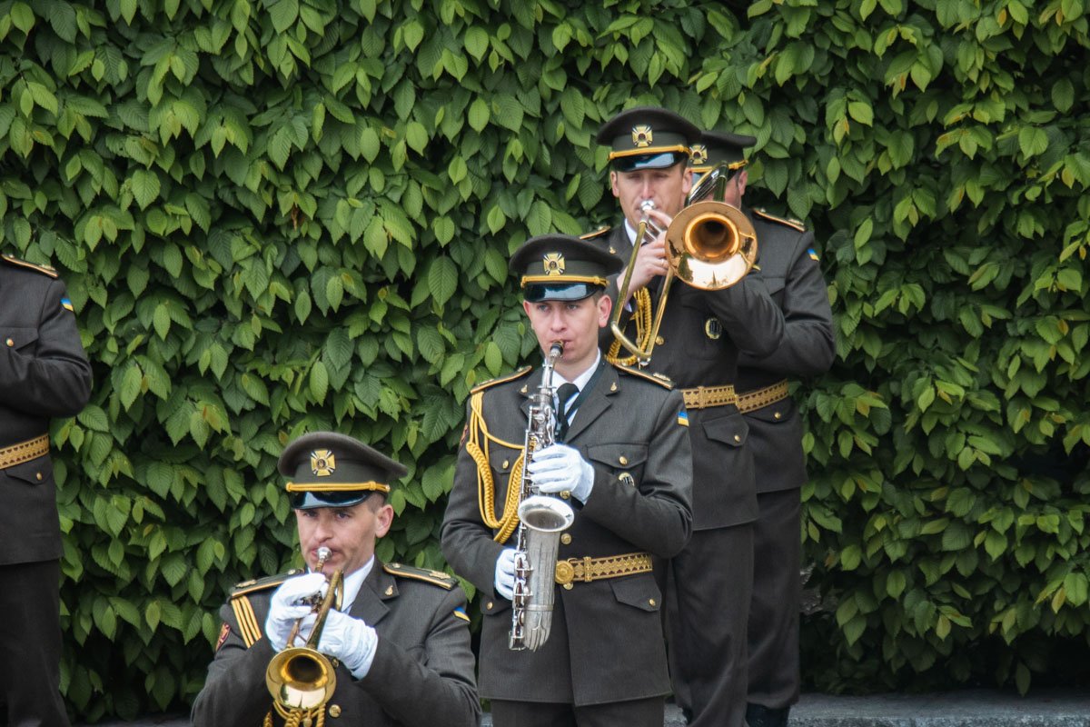 Военный оркестр играет у монумента Военный оркестр играет у монумента