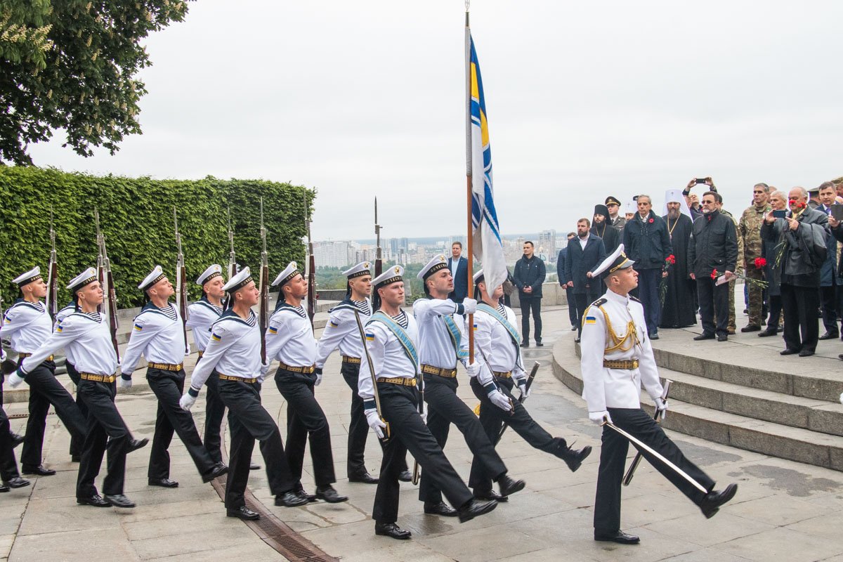 Воины Почетного караула отсалютовали залпами и прошли у памятника Воины Почетного караула отсалютовали залпами и прошли у памятника