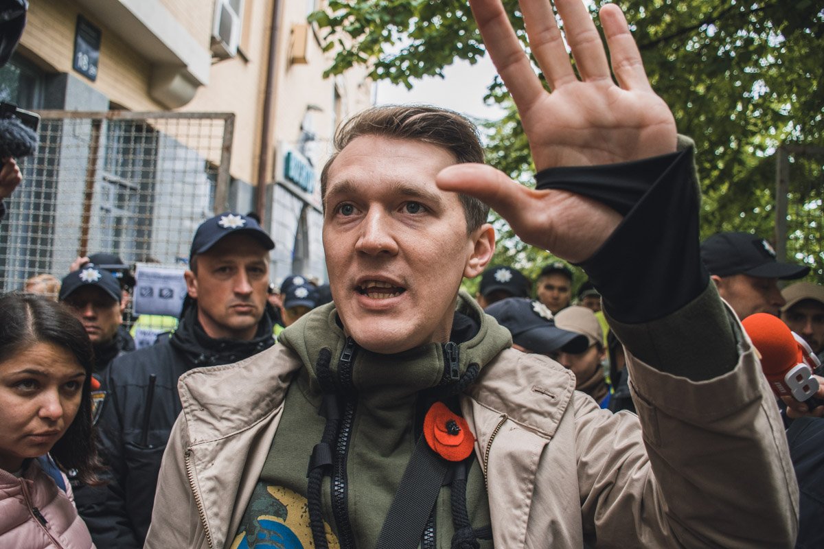 Юрий Гудыменко говорит участникам акции, что они не пройдут Юрий Гудыменко говорит участникам акции, что они не пройдут