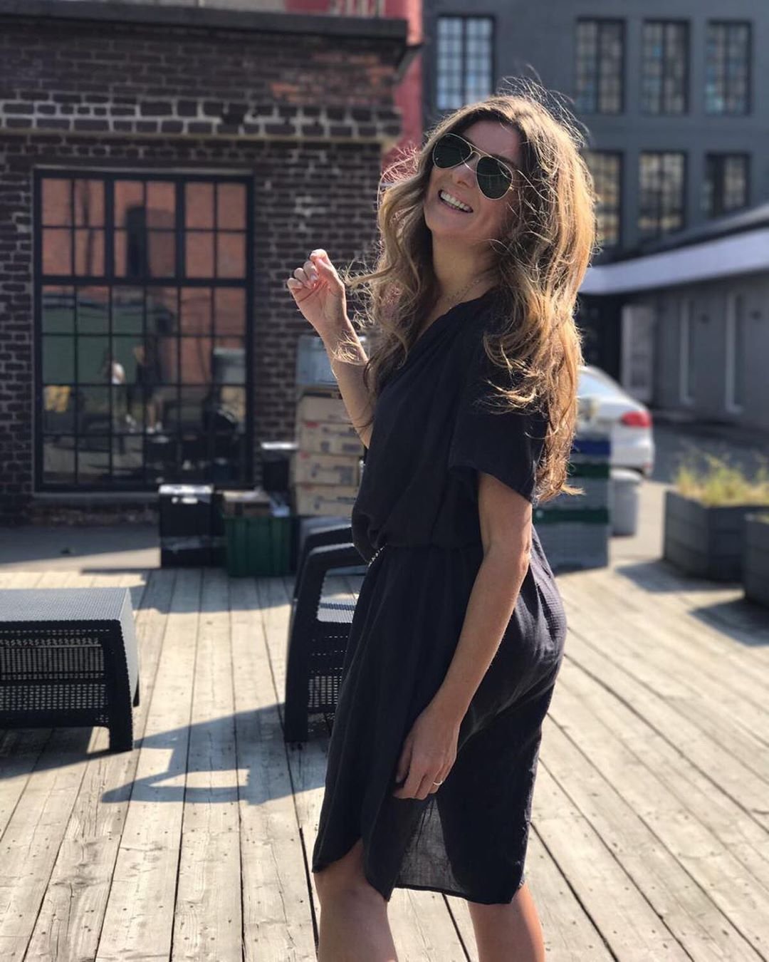 Жанна Бадоева вместо цветов и открыток разместила свою фотографию Жанна Бадоева вместо цветов и открыток разместила свою фотографию