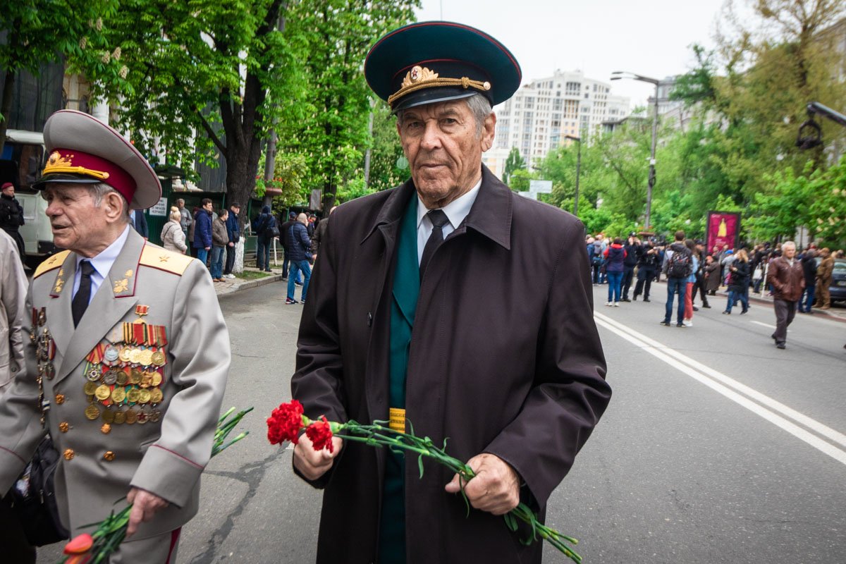 Люди несли цветы к Мемориалу Вечной Славы Люди несли цветы к Мемориалу Вечной Славы