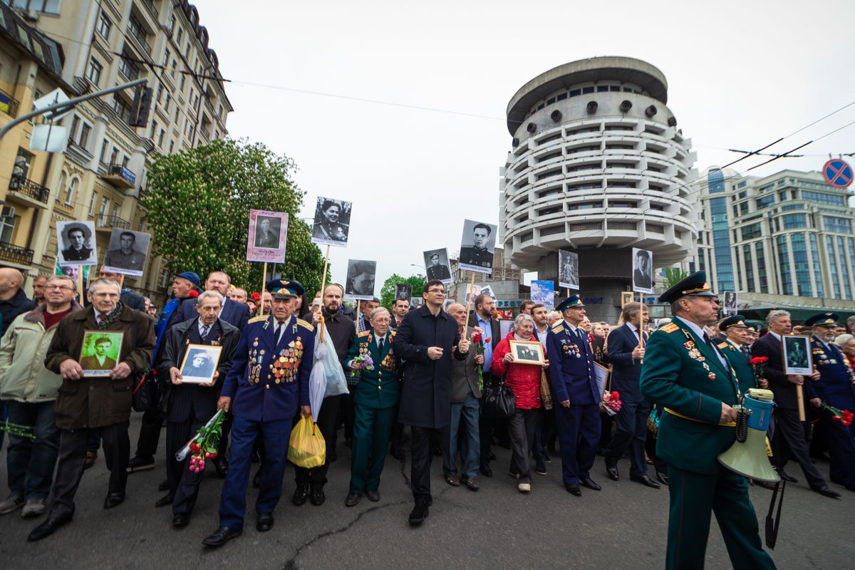 Марш направляется к Парку Вечной славы Марш направляется к Парку Вечной славы