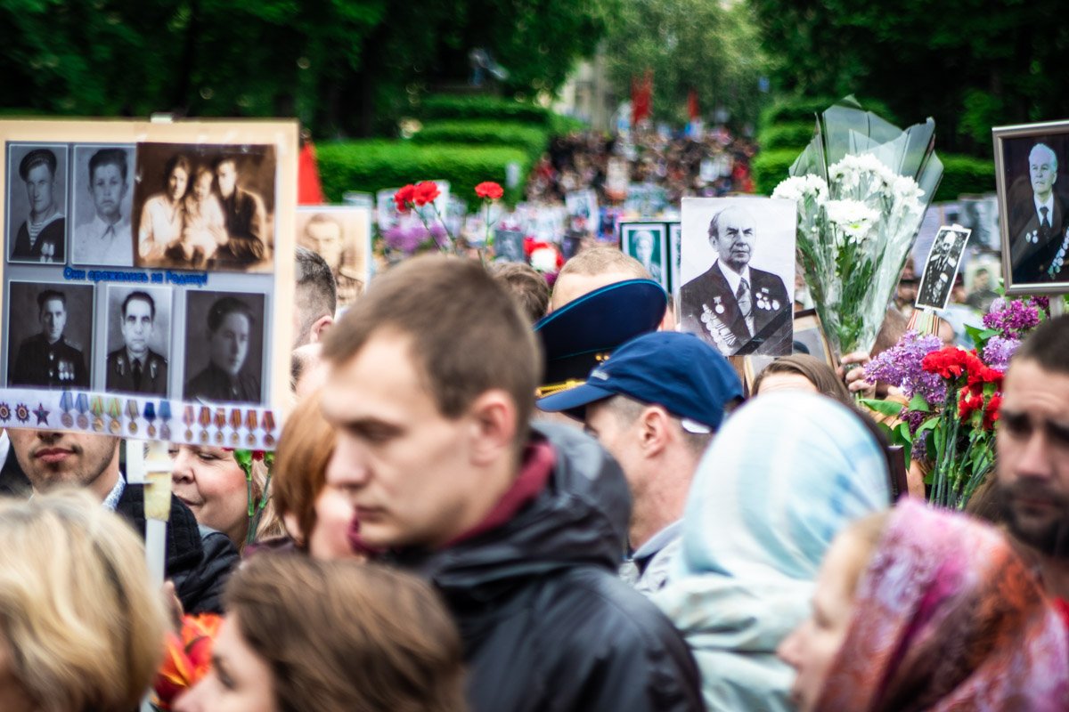 Марш растянулся вдоль улицы Марш растянулся вдоль улицы