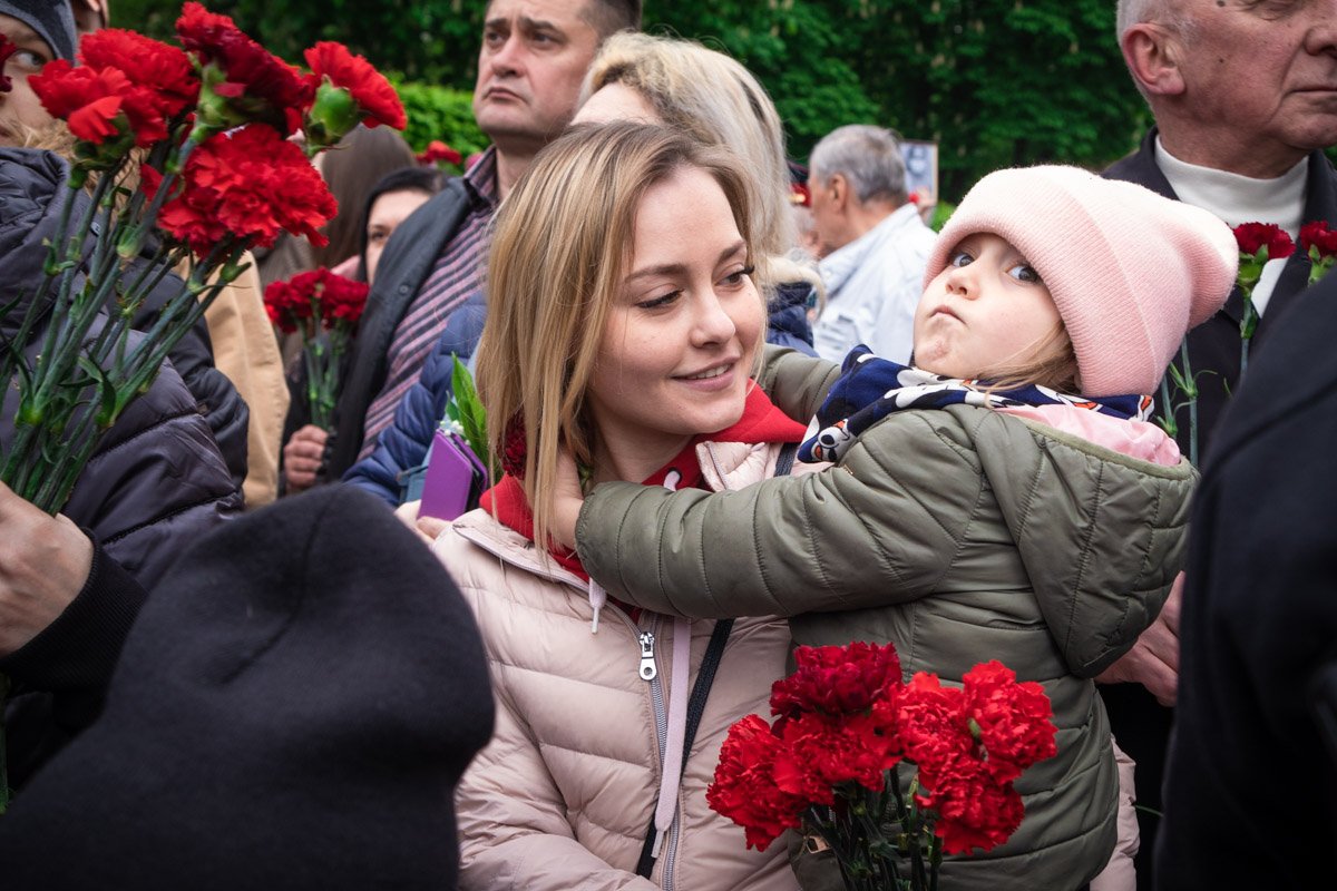 Люди приходили даже с совсем маленькими детьми Люди приходили даже с совсем маленькими детьми