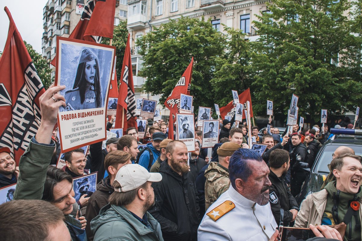 митингующие выкрикивали лозунги «Слава Таносу — смерть врагам», «Мстители с народом», «Валар моргулис — Валар дахарис», «Свободу Винтерфелу», «Север наступает» и другие. митингующие выкрикивали лозунги «Слава Таносу — смерть врагам», «Мстители с народом», «Валар моргулис — Валар дахарис», «Свободу Винтерфелу», «Север наступает» и другие.