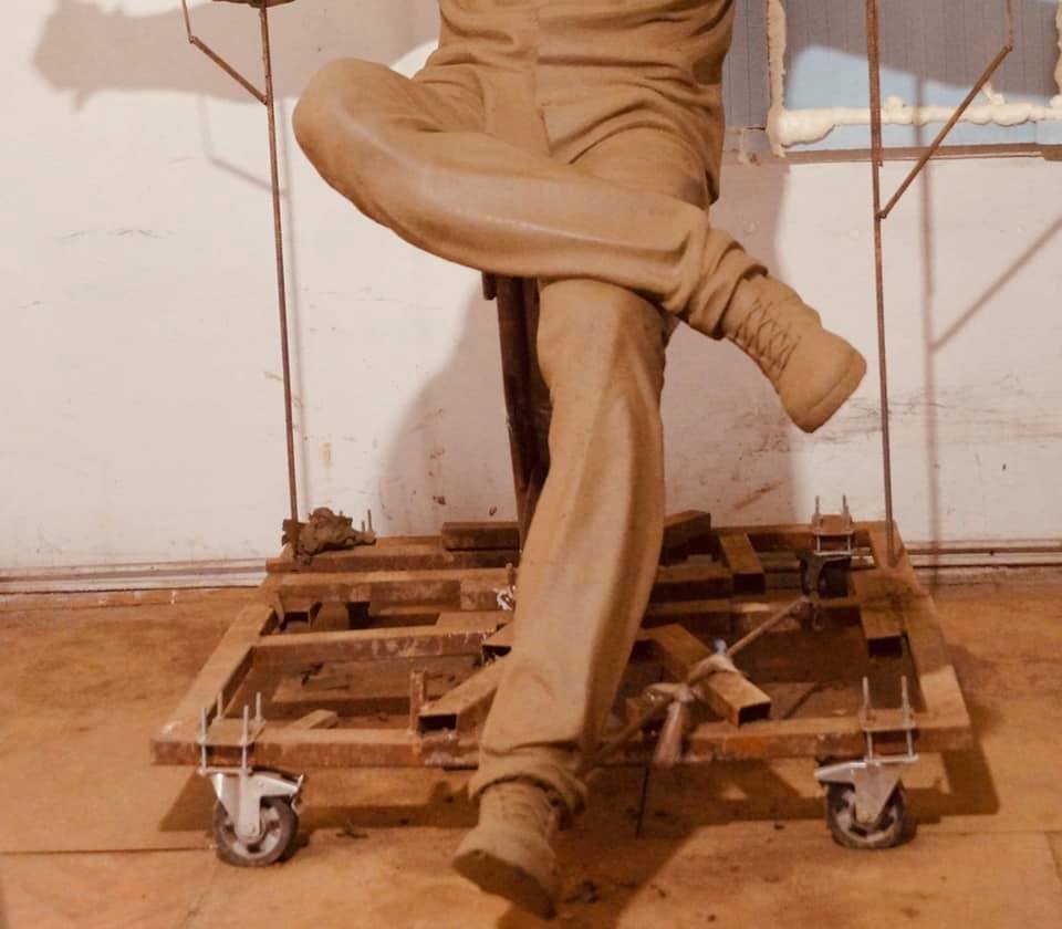 Певца переодели в штаны