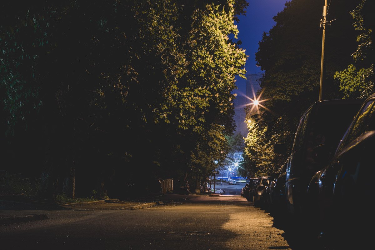 Вдали виднеется конец улицы и ее пересечение с улицей Кирпы, что неподалеку Южного железнодорожного вокзала Вдали виднеется конец улицы и ее пересечение с улицей Кирпы, что неподалеку Южного железнодорожного вокзала