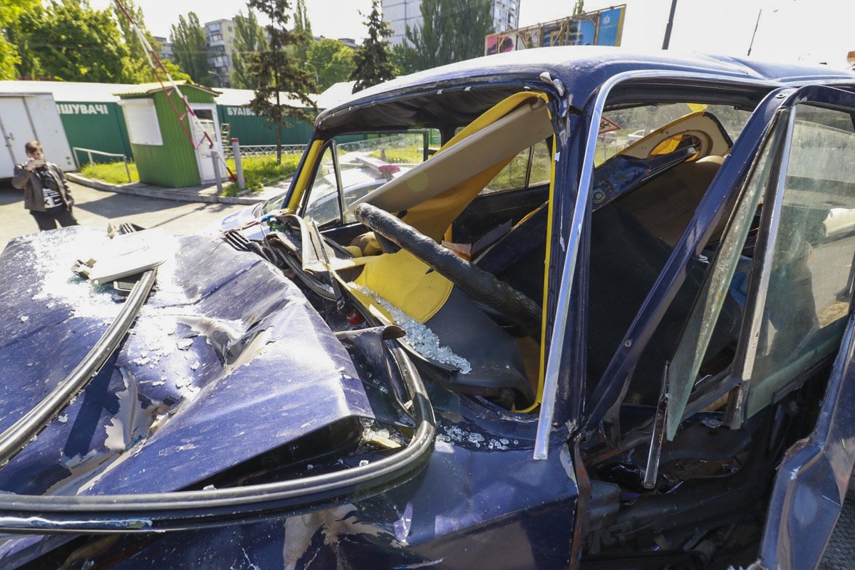 В результате столкновения двое мужчин, которые находились в салоне ВАЗ, погибли на месте 