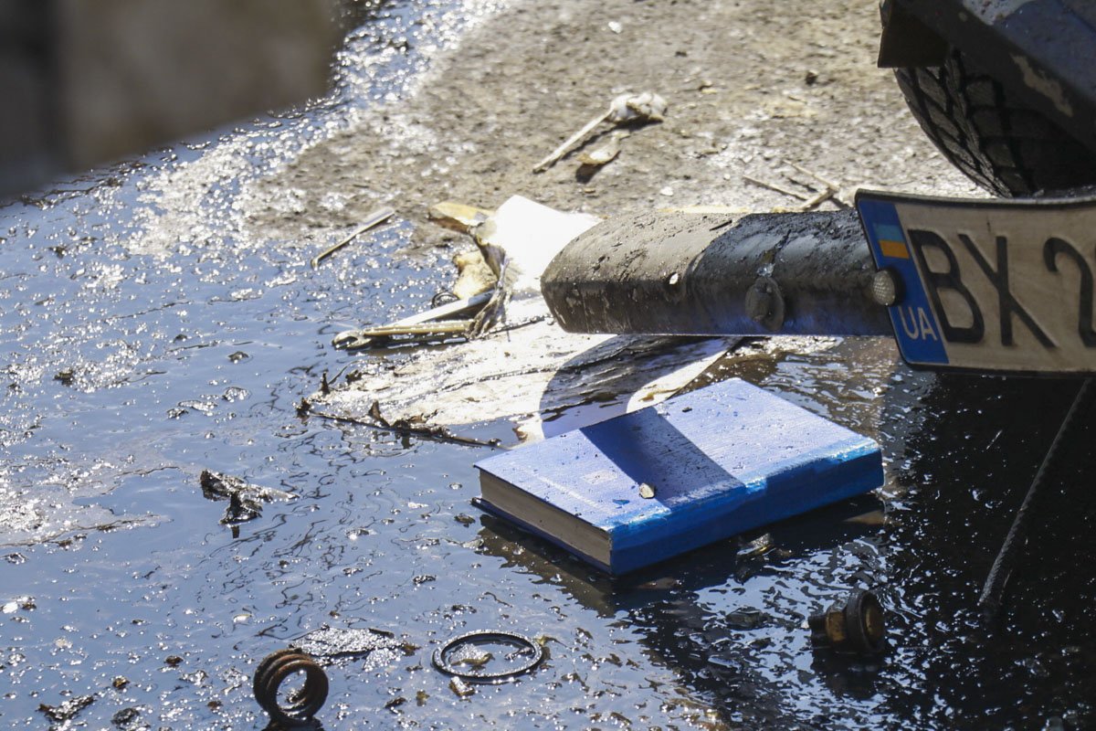 Грузовик был припаркован в правой полосе движения 