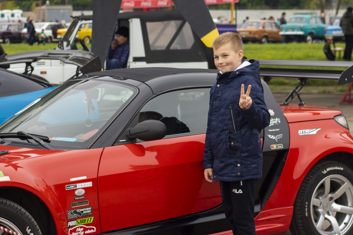 Каждый выбирал себе автомобиль по вкусу для фото на память