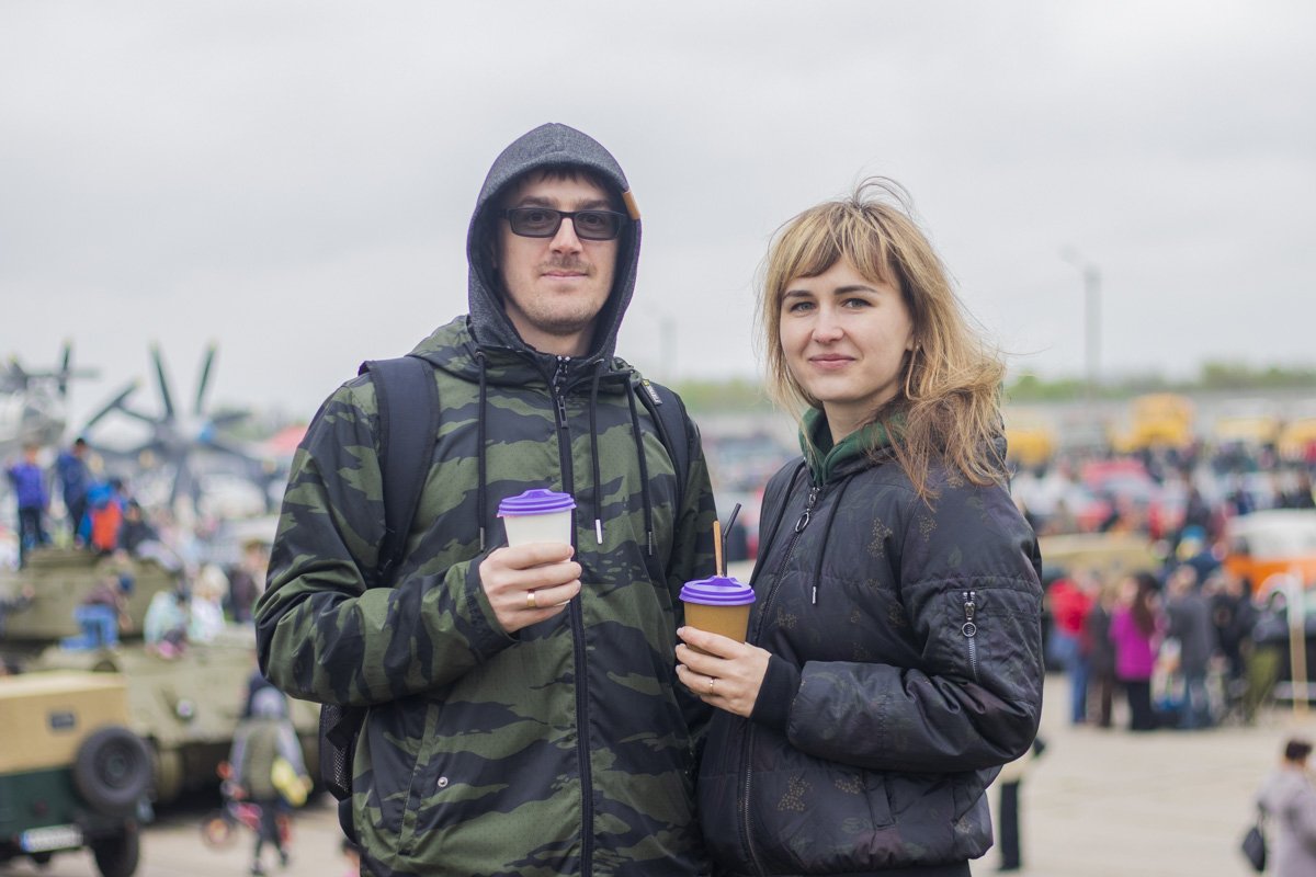 В пасмурную погоду все посетители грелись напитками 