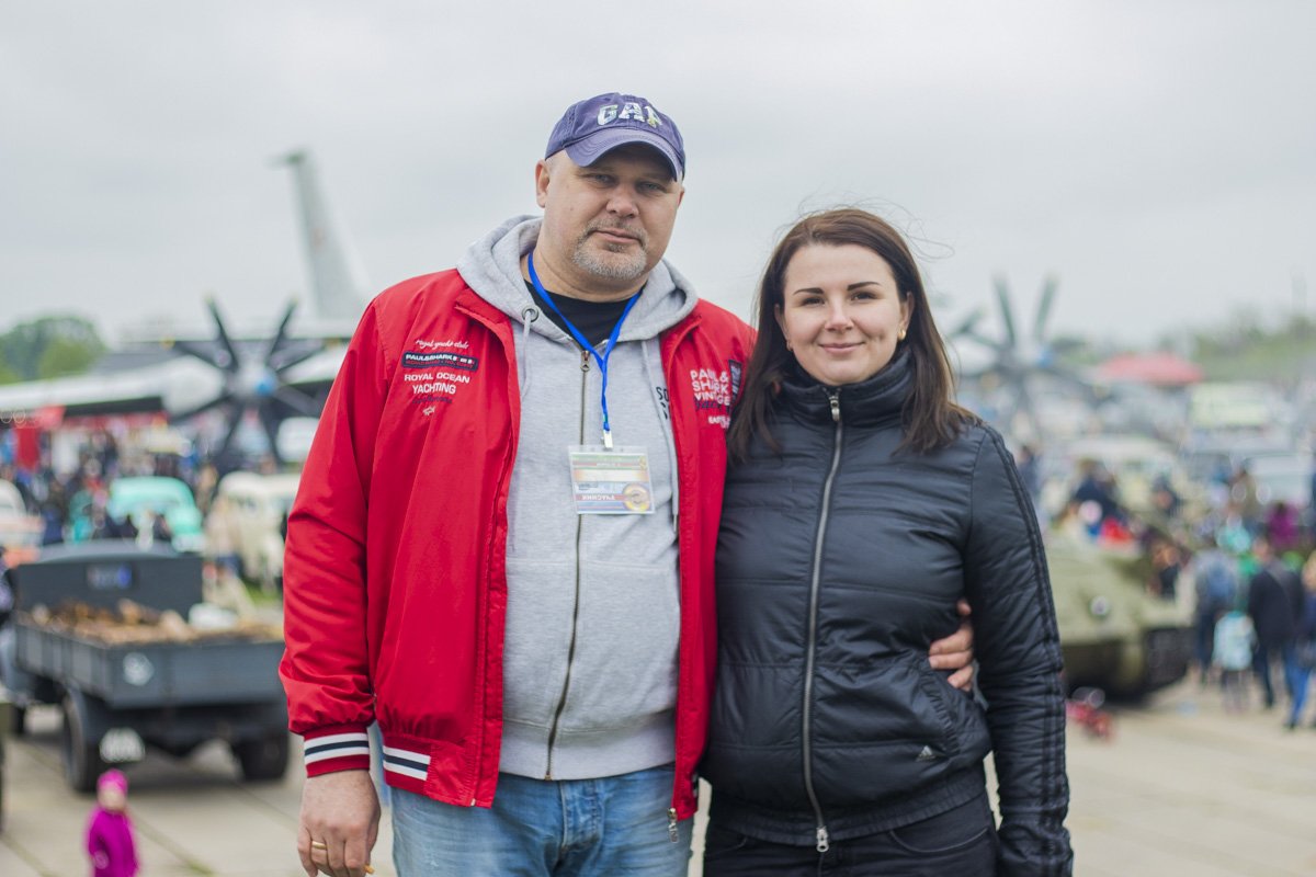 Участники фестиваля позируют нашему фотографу 