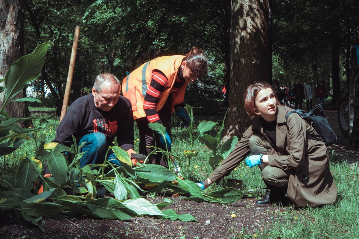  Акция под названием "Сажайте цветы, а не людей" проходила в Крещатом парке рядом с музеем воды