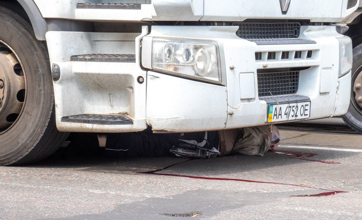 Возле железнодорожного вокзала "Дарница" произошла смертельная авария с участием седельного тягача Renault и пешехода