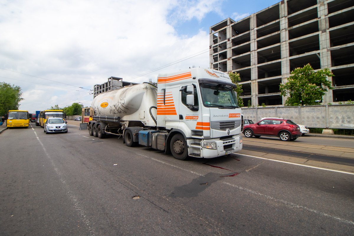 Пешеход выскочил на дорогу прямо перед фурой Renault