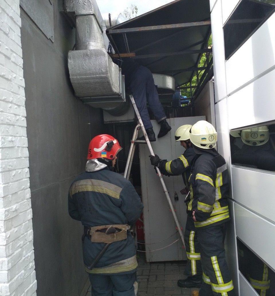 В вентиляционной шахте ресторана Loft Burgers загорелись жировые отложения В вентиляционной шахте ресторана Loft Burgers загорелись жировые отложения