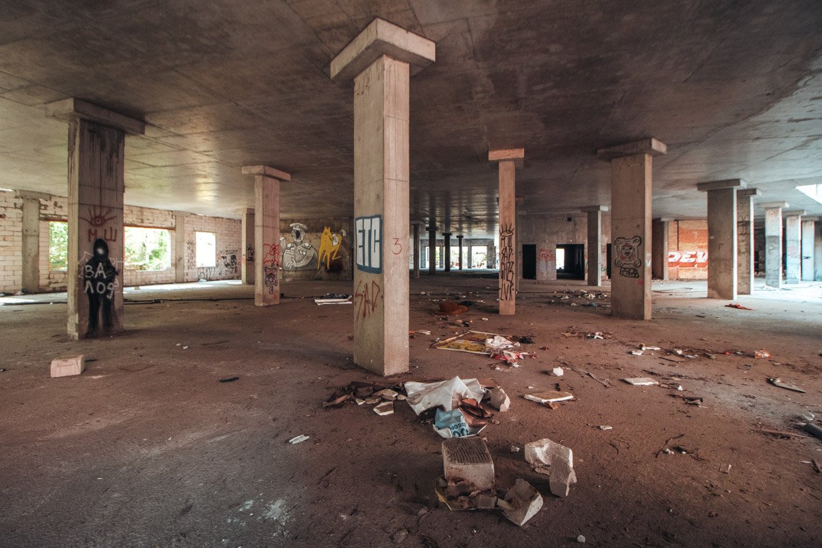 Днем здесь только сквозняки и горы мусора Днем здесь только сквозняки и горы мусора