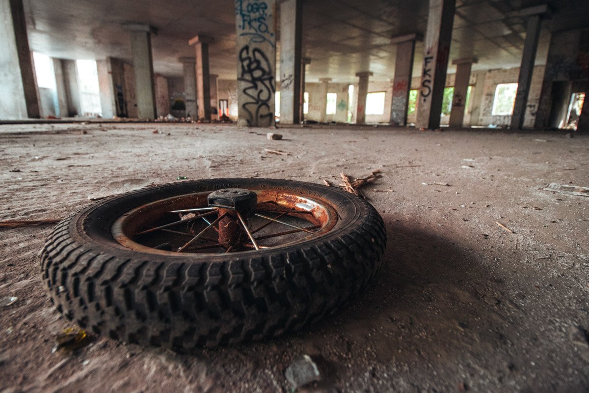 Каждая вещь в подобных зданиях хранит свои тайны Каждая вещь в подобных зданиях хранит свои тайны