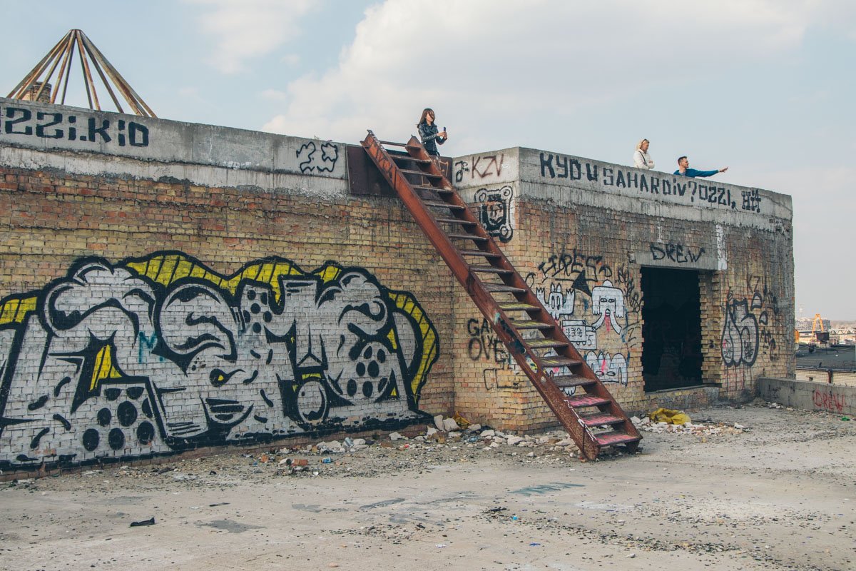 Несмотря на заброшенность, сюда продолжают идти люди Несмотря на заброшенность, сюда продолжают идти люди