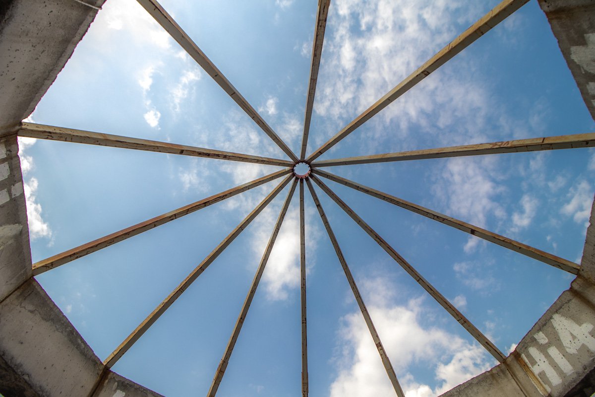 Сквозь зияющие пустые оконные рамы видно голубое весеннее небо Сквозь зияющие пустые оконные рамы видно голубое весеннее небо