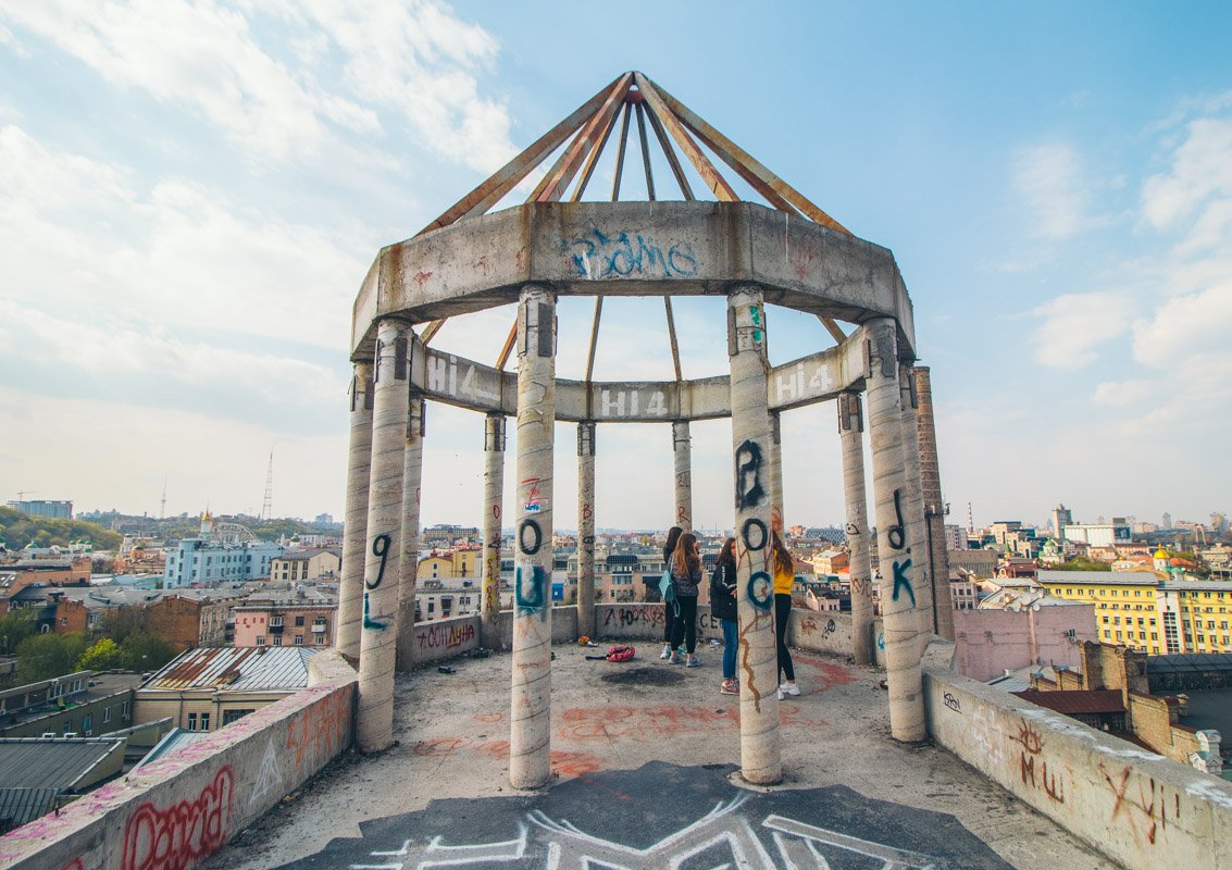 Бесстрашные девушки и парни приходят сюда, чтобы насладиться видами Бесстрашные девушки и парни приходят сюда, чтобы насладиться видами