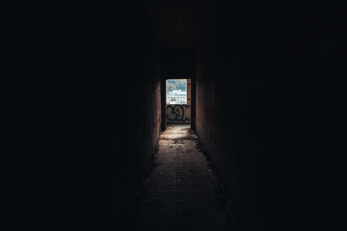 Темные коридоры мрачны и опасны Темные коридоры мрачны и опасны