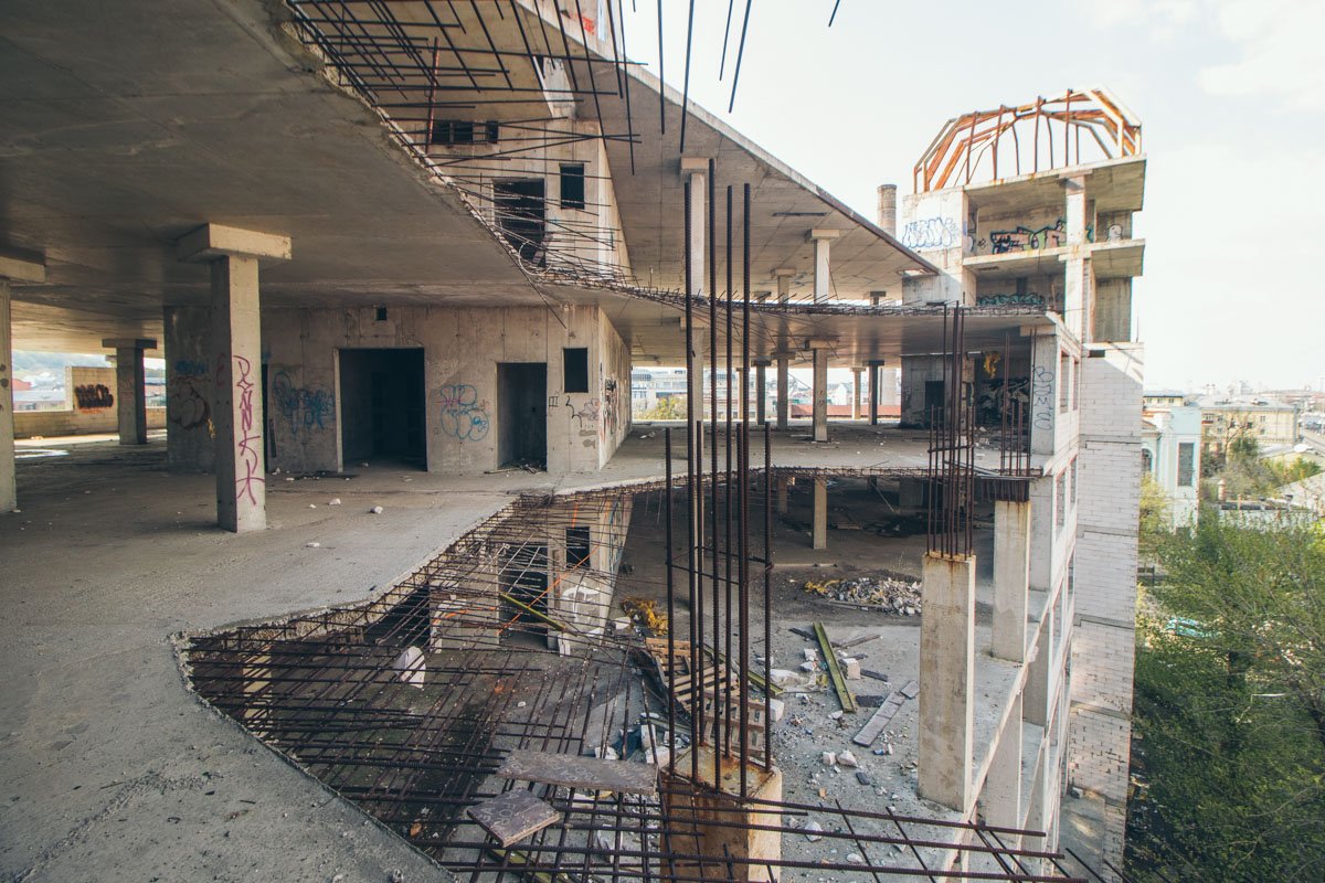 Ребра арматуры торчат со всех сторон Ребра арматуры торчат со всех сторон