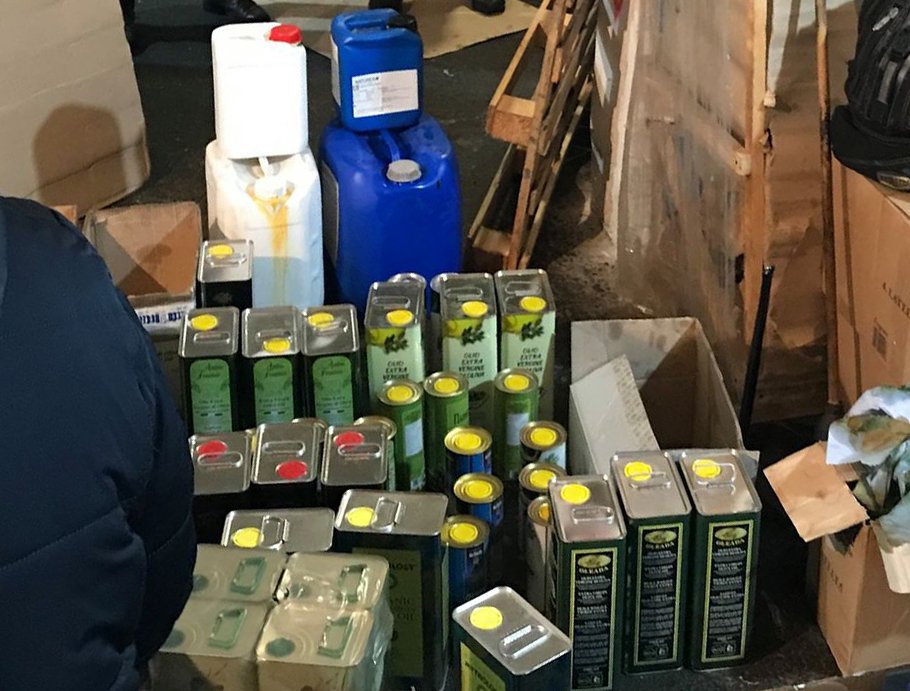 В Киеве три человека изготовляли и продавали поддельное оливковое масло под видом известных марок 