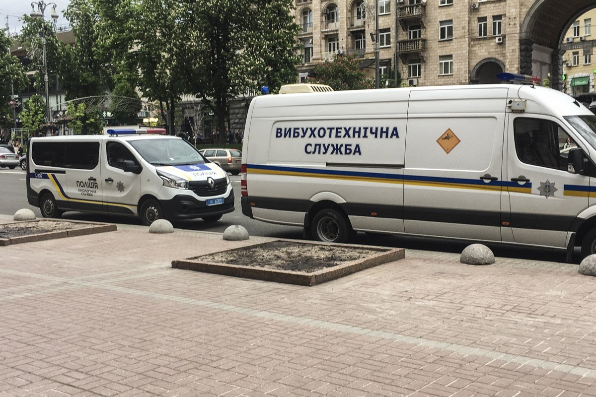 Взрывчатку ищут в мэрии, помимо нее еще на 27 объектах, среди которых шесть мостов, пять отелей, пять больниц и даже двенадцать жилых домов