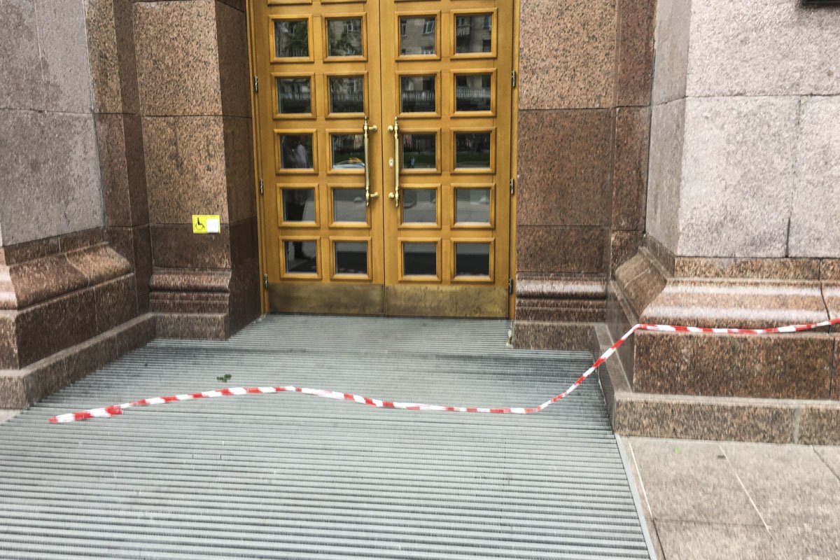 На данный момент на местах происшествий дежурят правоохранители, спасатели и медики