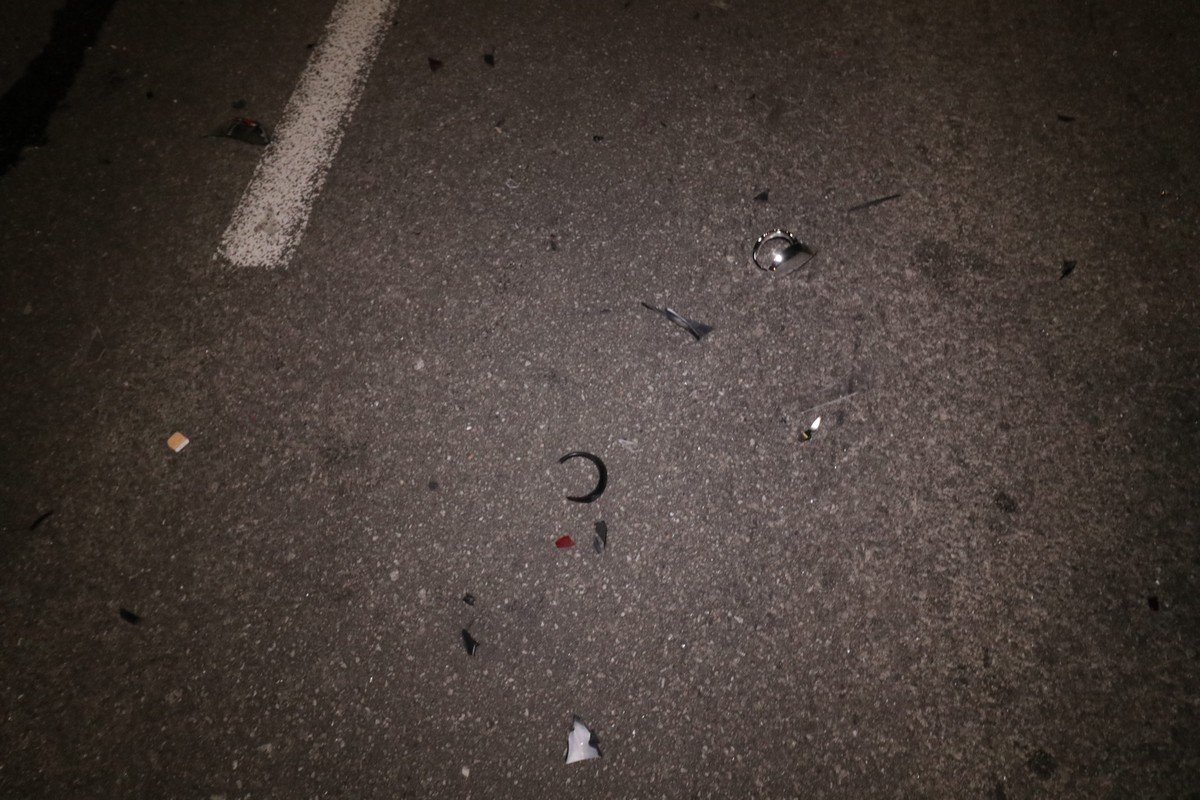 Обломки разбросало по проезжей части моста Обломки разбросало по проезжей части моста