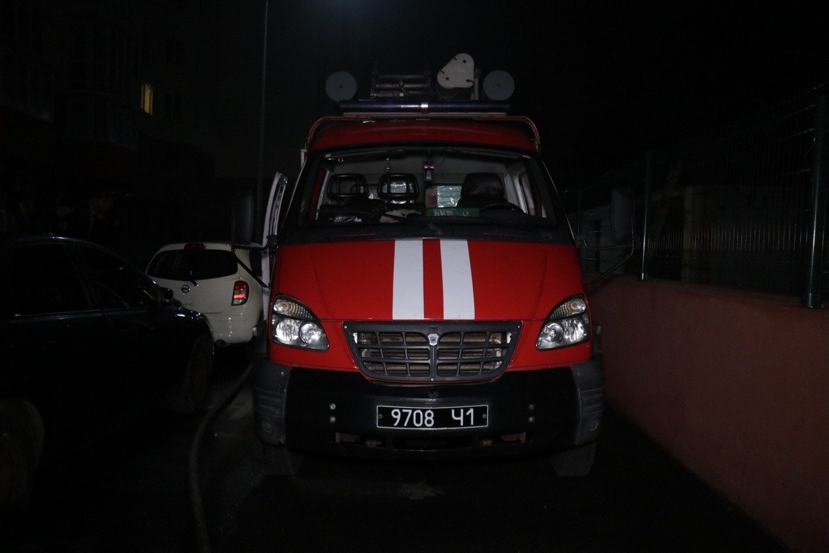 С огнем боролись около 15 бойцов ГСЧС