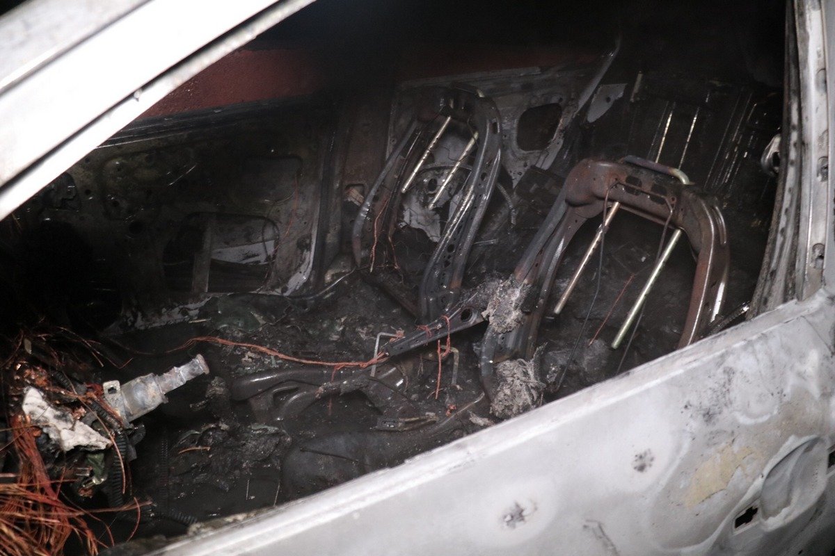 Очевидцы утверждают, что автомобиль подожгли 