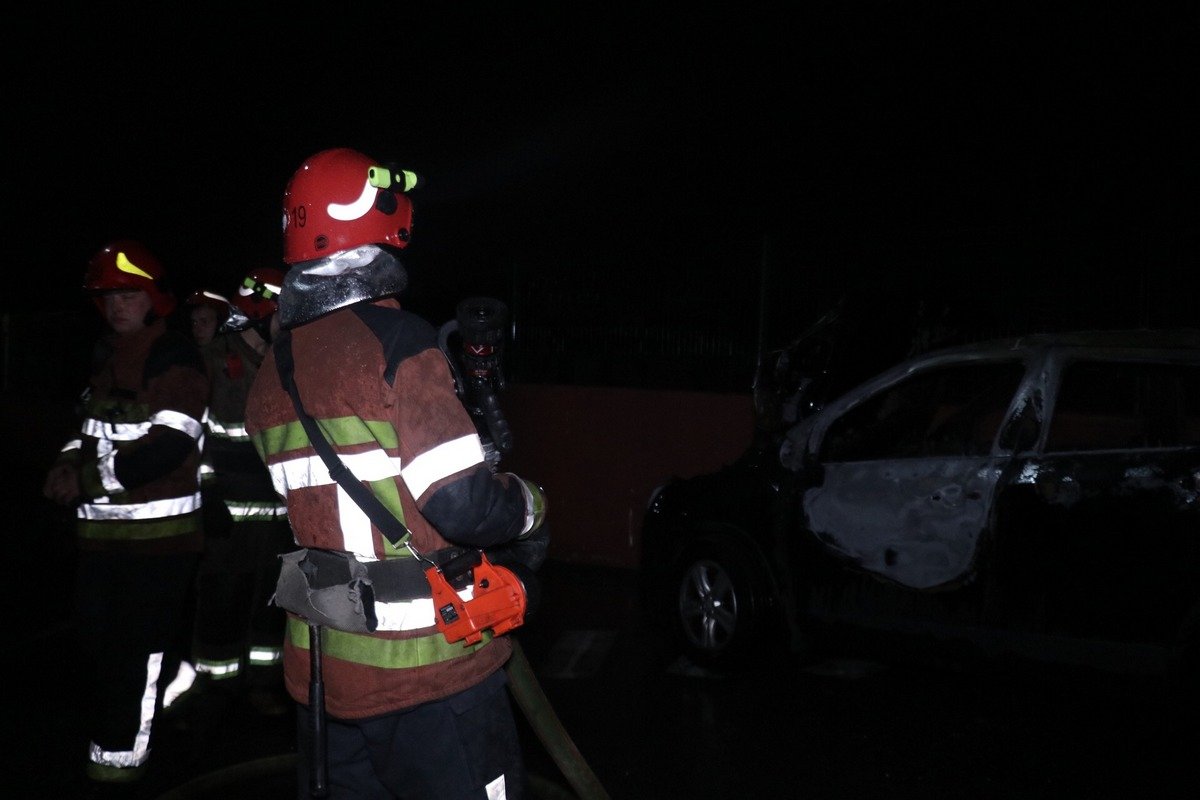 Предварительно, в окно автомобиля бросили бутылку с зажигательной смесью 