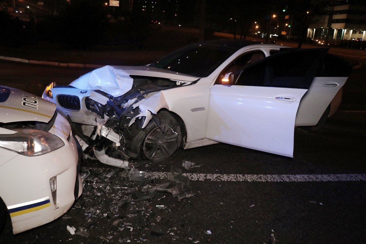 Водитель BMW получил травмы ног