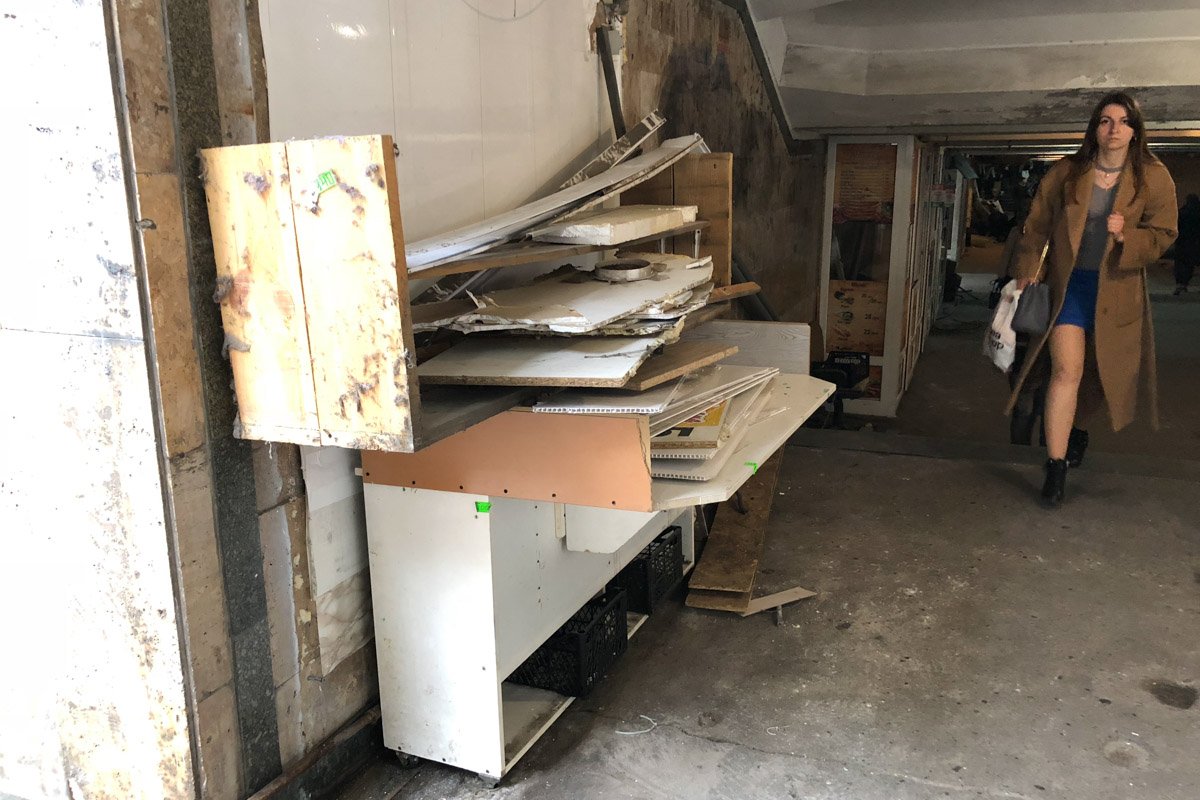 В подземном переходе на станции метро "Университет" демонтировали незаконные МАФы