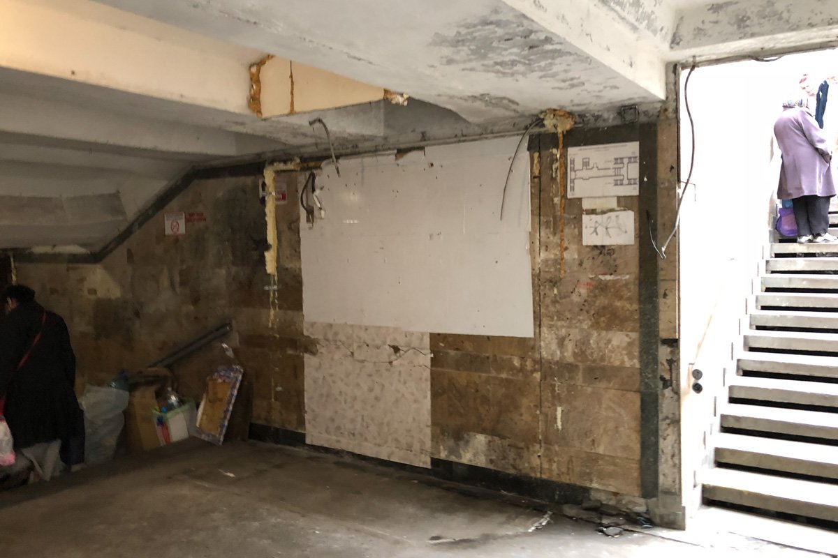 Магазины занимали чуть ли не половину прохода к станции метро