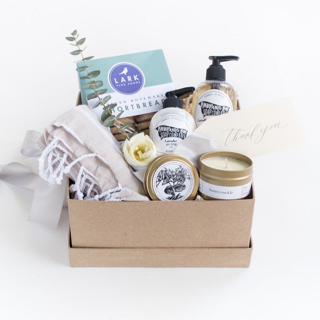 Пример подарочной корзины с косметикой - такой подарок точно оставит вашу маму довольной Пример подарочной корзины с косметикой - такой подарок точно оставит вашу маму довольной