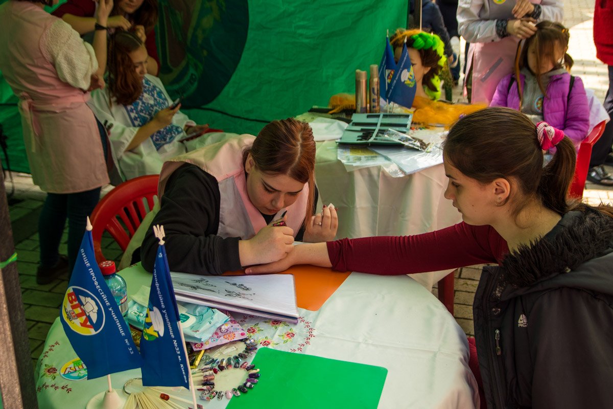 В течение праздника для всех гостей были открыты разнообразные зоны с активностями, рассчитанными на все возрасты В течение праздника для всех гостей были открыты разнообразные зоны с активностями, рассчитанными на все возрасты