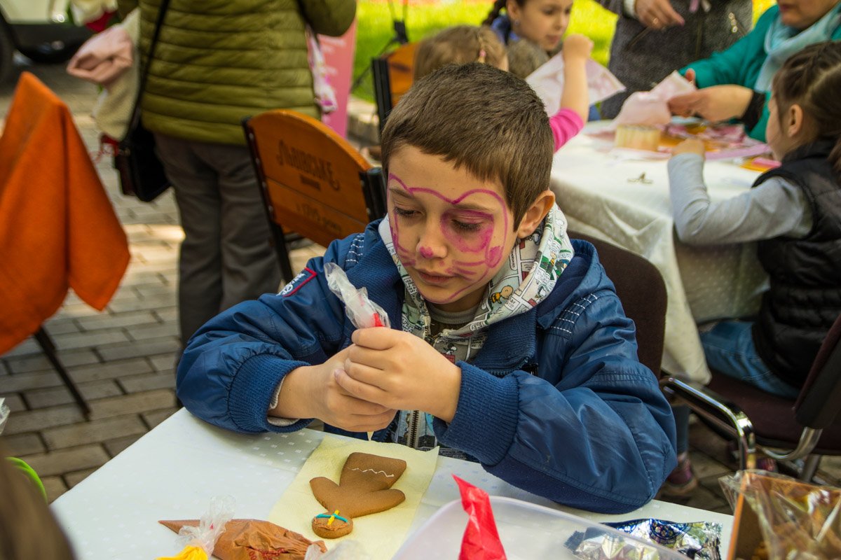 Также в ходе праздника дети могли разукраситься аквагримом Также в ходе праздника дети могли разукраситься аквагримом