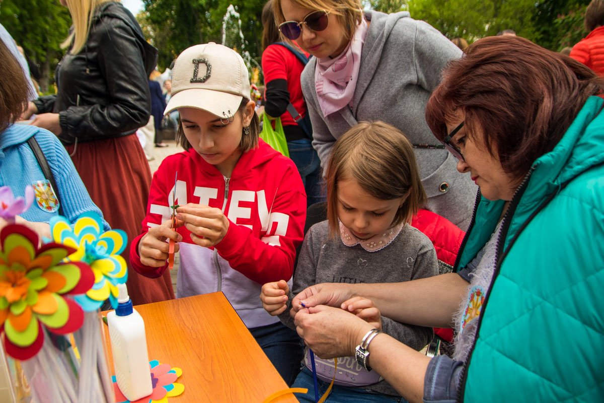 В течение дня для детей работало несколько творческих мастерских В течение дня для детей работало несколько творческих мастерских