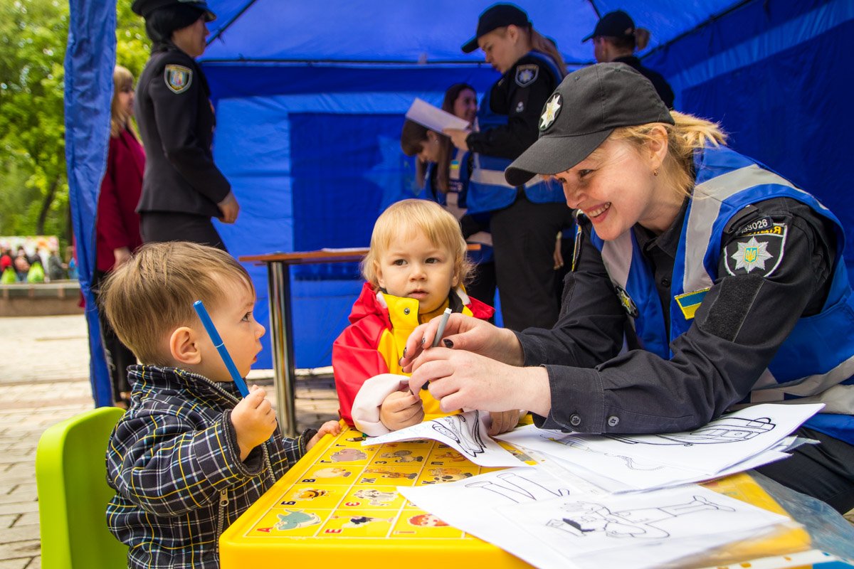 Однако самых маленьких гостей праздника веселили и там Однако самых маленьких гостей праздника веселили и там