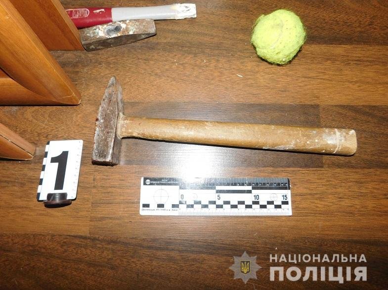 Орудие преступления лежало рядом с пострадавшим Орудие преступления лежало рядом с пострадавшим