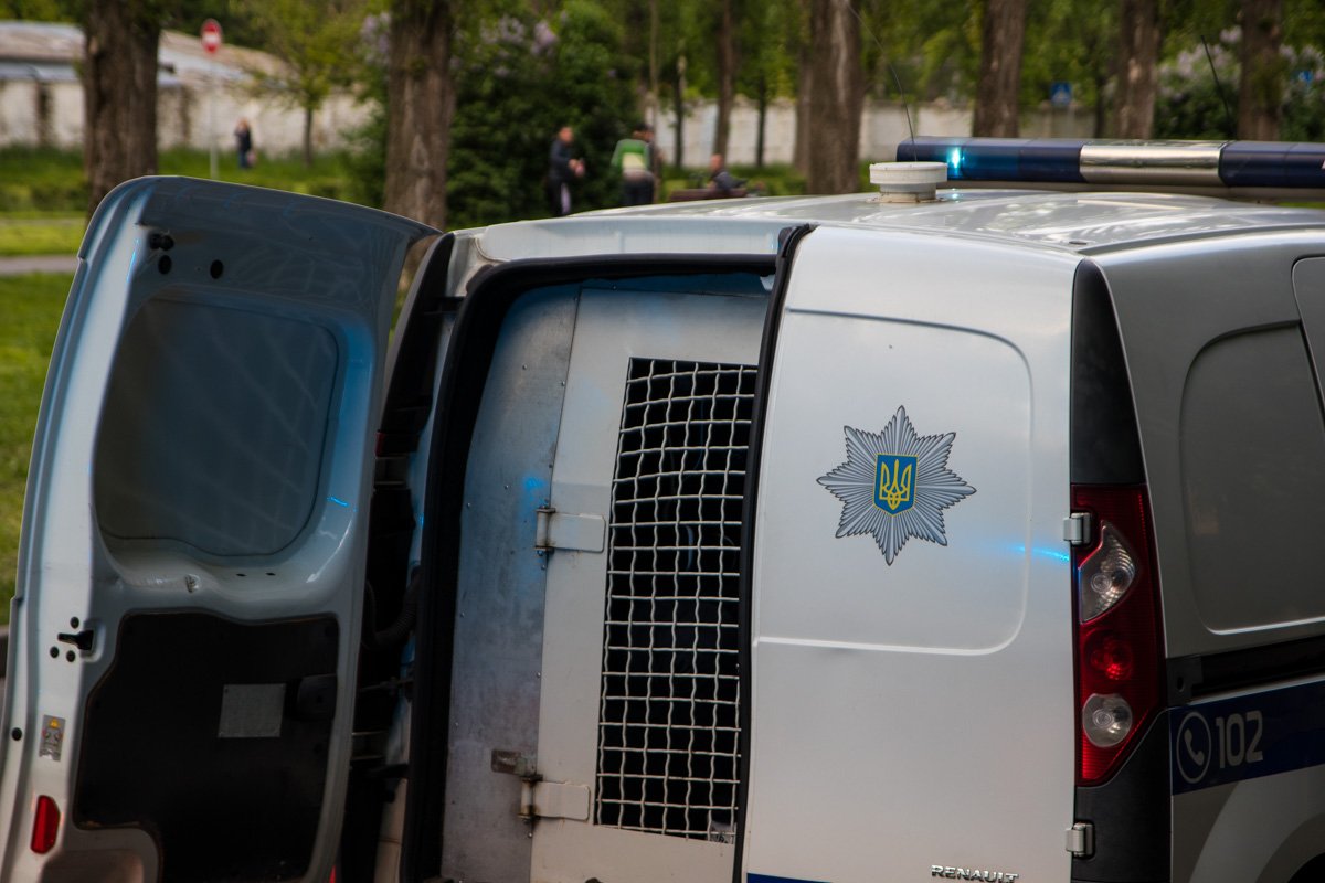 Нападавшего задержали сотрудники полка специального назначения патрульной полиции Нападавшего задержали сотрудники полка специального назначения патрульной полиции