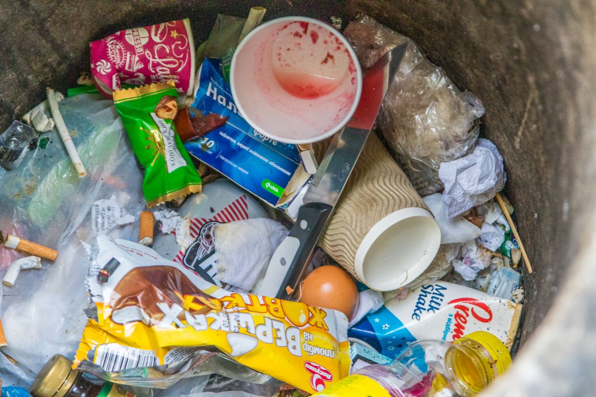 Нож нападавшего нашли поблизости в мусорнике Нож нападавшего нашли поблизости в мусорнике