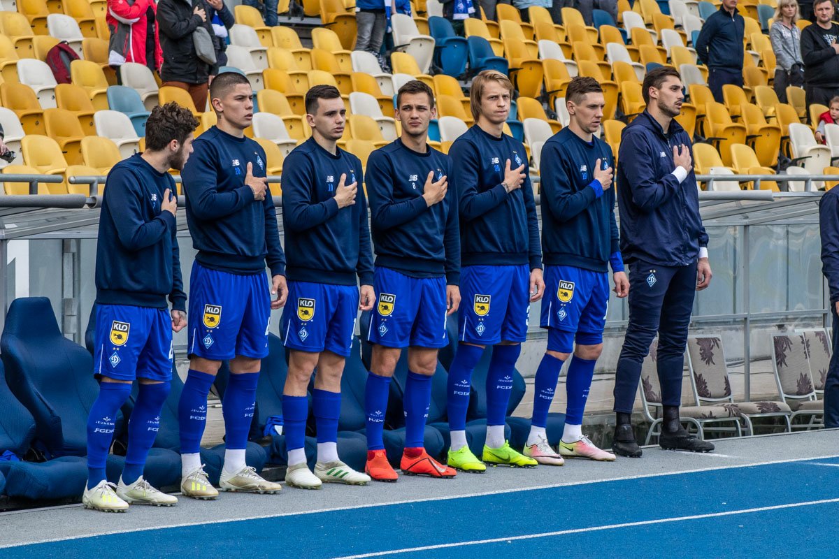 Запасные игроки "Динамо" во время исполнения гимна Украины