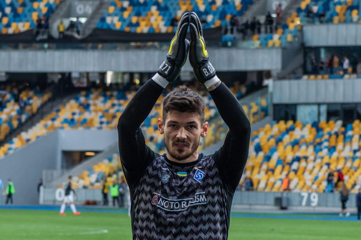 ...за что после окончания матча их поблагодарил Денис Бойко