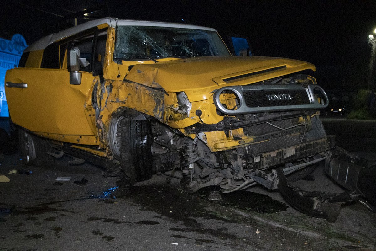 Toyota влетела в дерево